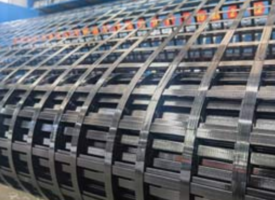 兴宁钢塑土工格栅：基建“隐形脊梁”的绿色智造与长寿命进化论